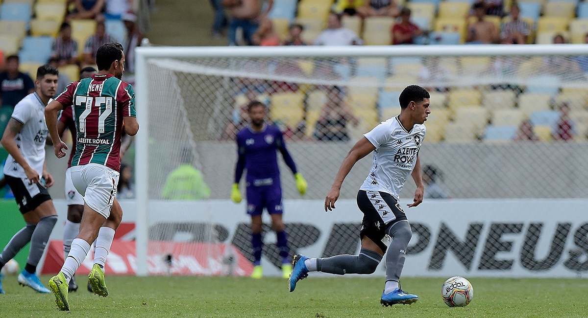 Fluminense vence o Botafogo, se classifica na liderança e enfrenta o Flamengo na semifinal