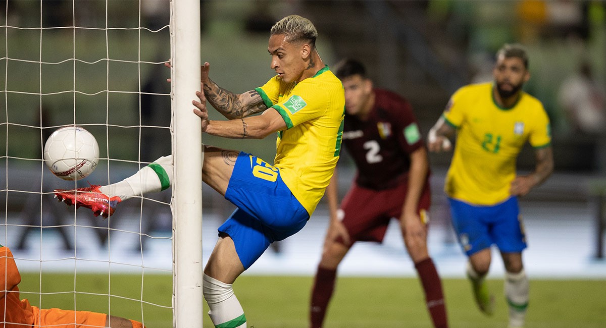 Brasil sufre, escucha 'olé' de los aficionados de Venezuela, pero logra remontar con gol de Gabigol para mantenerse al 100% en la eliminatoria
