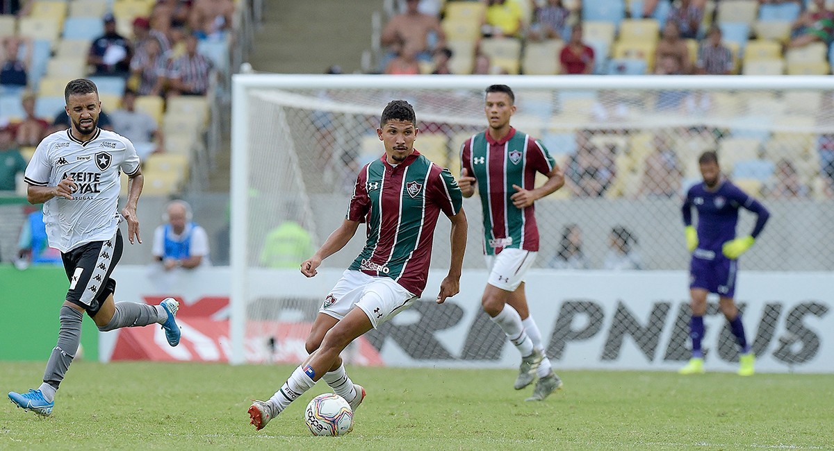 Fluminense vence o Botafogo, se classifica na liderança e enfrenta o Flamengo na semifinal